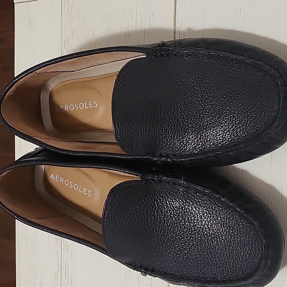 Black loafers aerosols